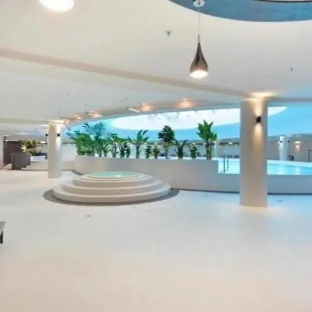 Hanza Tower Deluxe Jacussi & Sauna & Pool Apartment